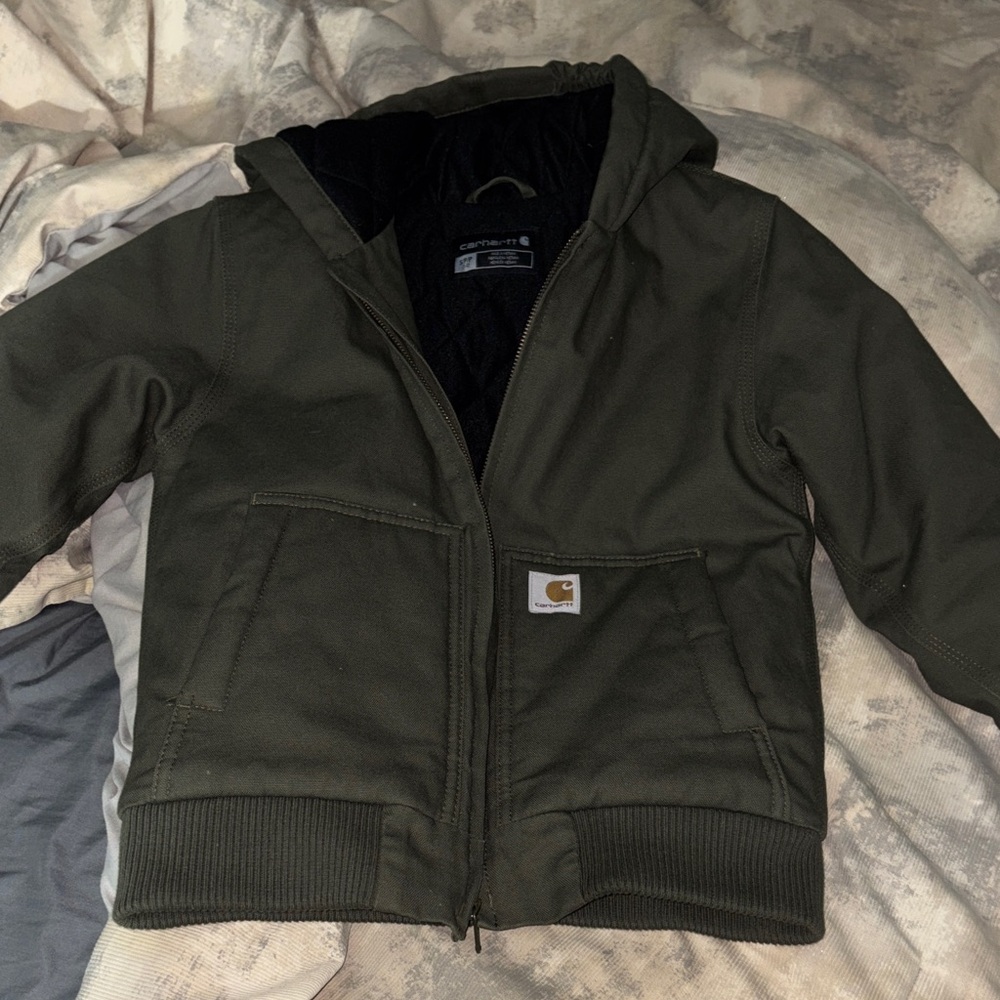 Carhartt Green & Black Jacket Sold Together 
Green newer thank black small (7/8)